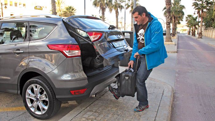  Το Kuga (όπως και το RAV4)  μπορεί, προαιρετικά, να εξοπλιστεί με αυτόματα ανοιγόμενη πόρτα χώρου αποσκευών.